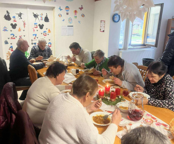 Rozvojový tím v akcii / Stretnutie so Seniormi - Varenie kapustnice, výroba vianočných ikeban - foto