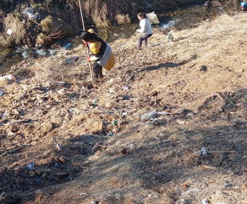 Rozvojový tím v akcii / Čistenie verejných priestorov  - foto