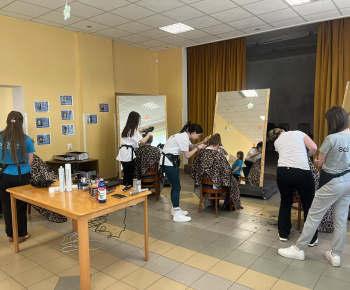 Rozvojový tím v akcii / Stretnutie so Seniormi - Strihanie Seniorov - foto