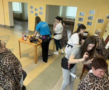 Rozvojový tím v akcii / Stretnutie so Seniormi - Strihanie Seniorov - foto