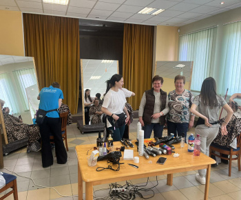 Rozvojový tím v akcii / Stretnutie so Seniormi - Strihanie Seniorov - foto