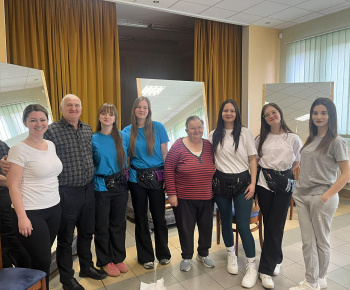 Rozvojový tím v akcii / Stretnutie so Seniormi - Strihanie Seniorov - foto