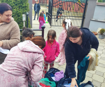 Rozvojový tím v akcii / Darovanie šatstva - foto