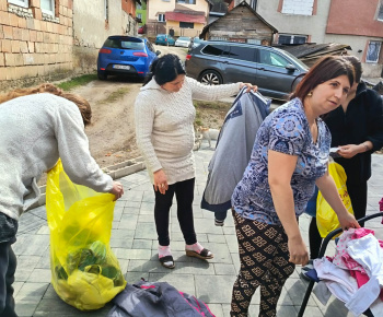 Rozvojový tím v akcii / Darovanie šatstva - foto