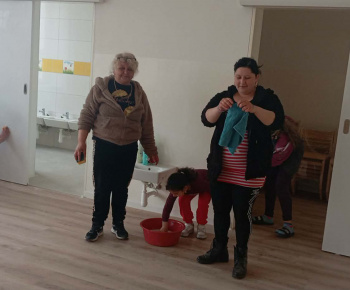 Rozvojový tím v akcii / Upratovanie verejných priestorov - foto