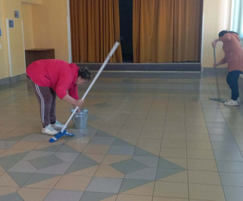 Rozvojový tím v akcii / Upratovanie verejných priestorov - foto