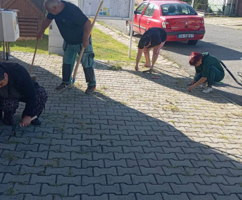 Rozvojový tím v akcii / Upratovanie verejných priestorov - foto