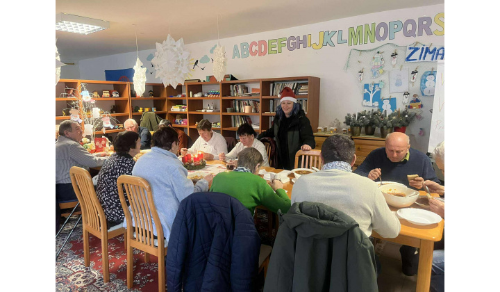 Stretnutie so Seniormi - Varenie kapustnice, výroba vianočných ikeban